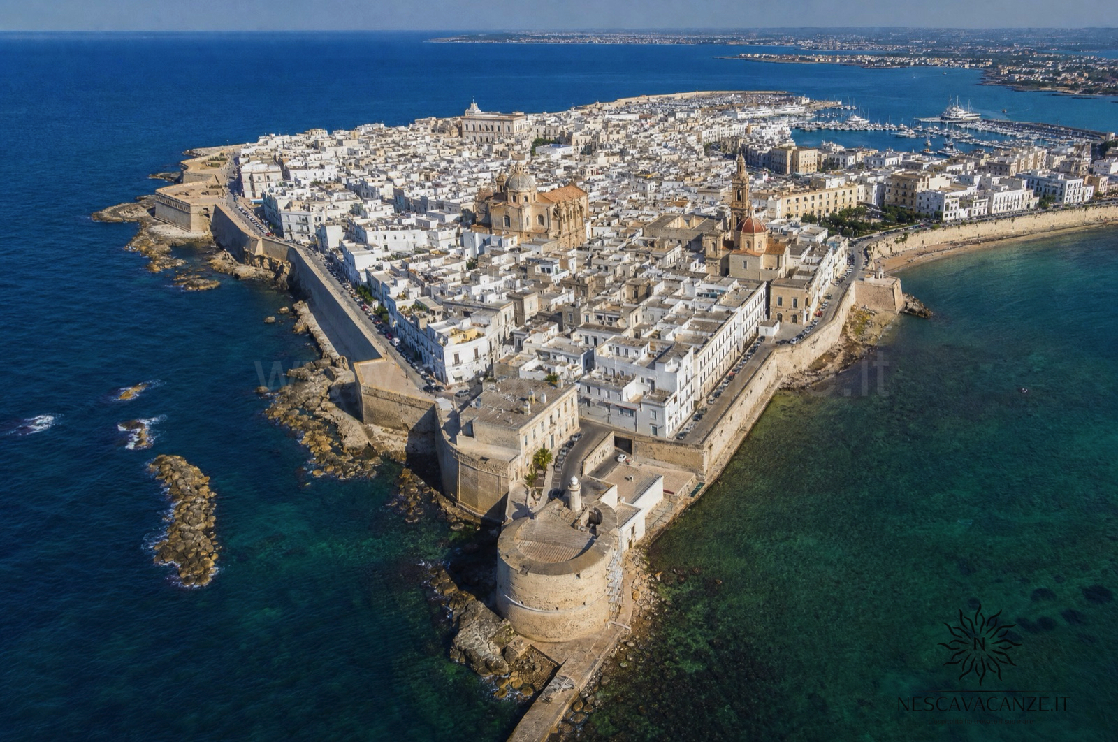 Il centro storico di Gallipoli sull'isola, con le case bianche e il castello angioino-aragonese cinto dal mare