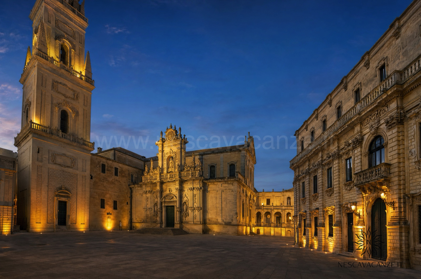 Piazza del Duomo di Lecce con la cattedrale e il campanile in pietra leccese, capolavoro del barocco, all'imbrunire