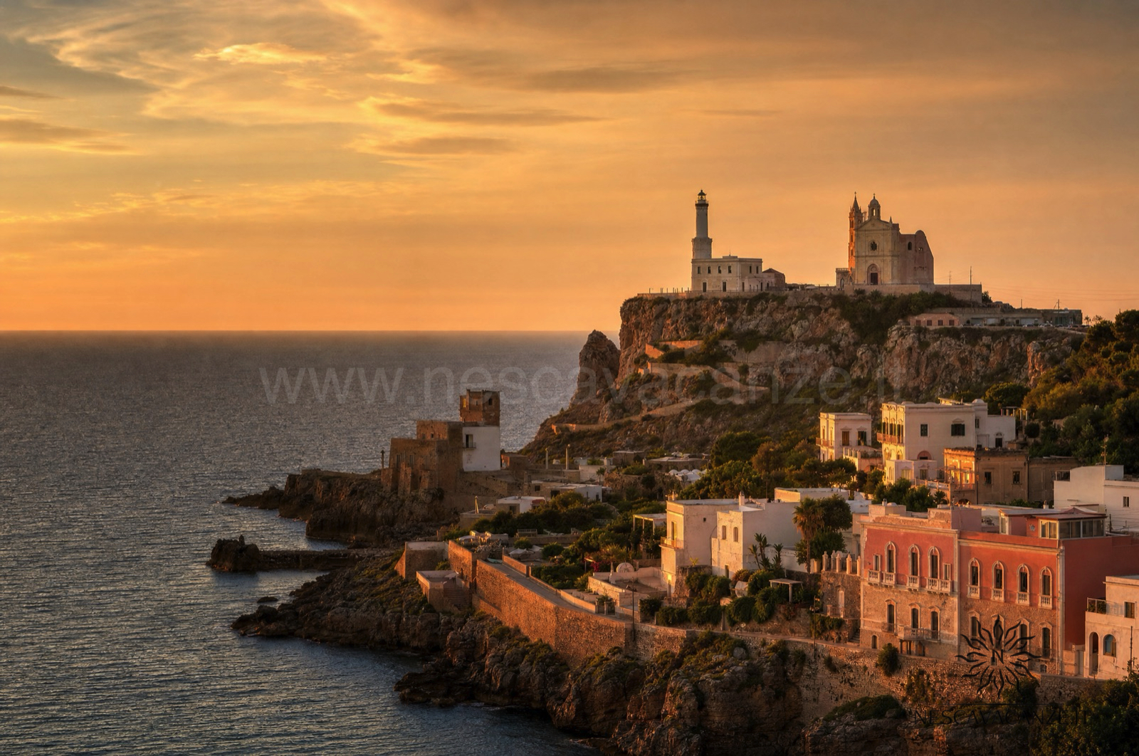 Il promontorio di Santa Maria di Leuca con il santuario e il faro al tramonto, dove il 15 agosto si celebra la Madonna de Finibus Terrae
