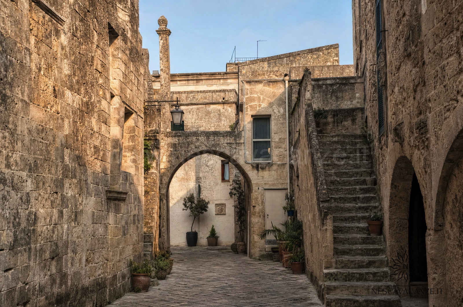 Vicoli e case in pietra del borgo medievale di Specchia, dove ad agosto si tengono Specchia EAT, la Notte Bianca e il Wine Fest