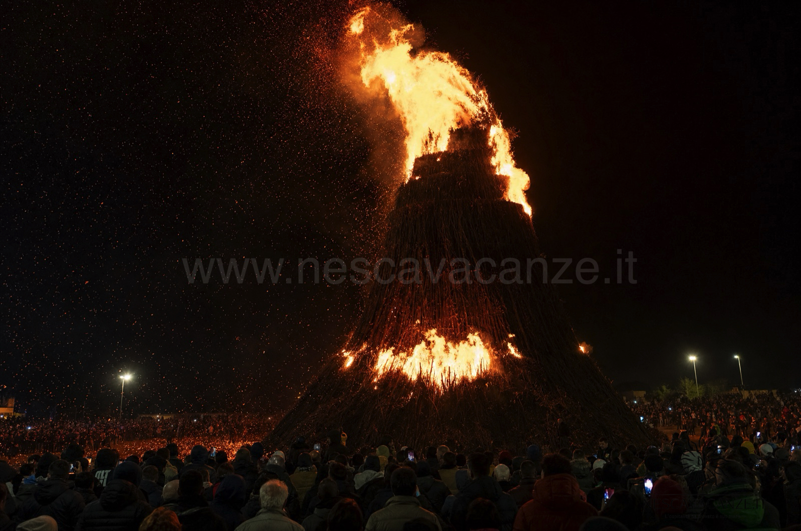 La Focara di Novoli: grande fal&ograve; devozionale di sarmenti di vite in fiamme nella notte salentina, il 16 gennaio