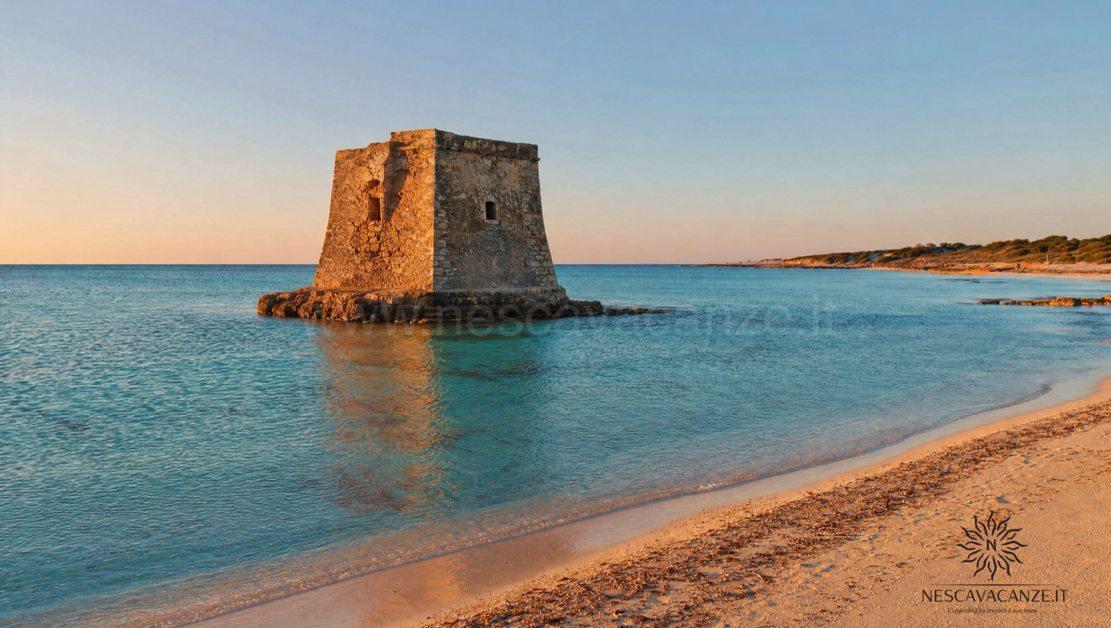 La torre cinquecentesca di Torre Pali che spunta dal mare al tramonto, una delle marine del cartellone del Comune di Salve