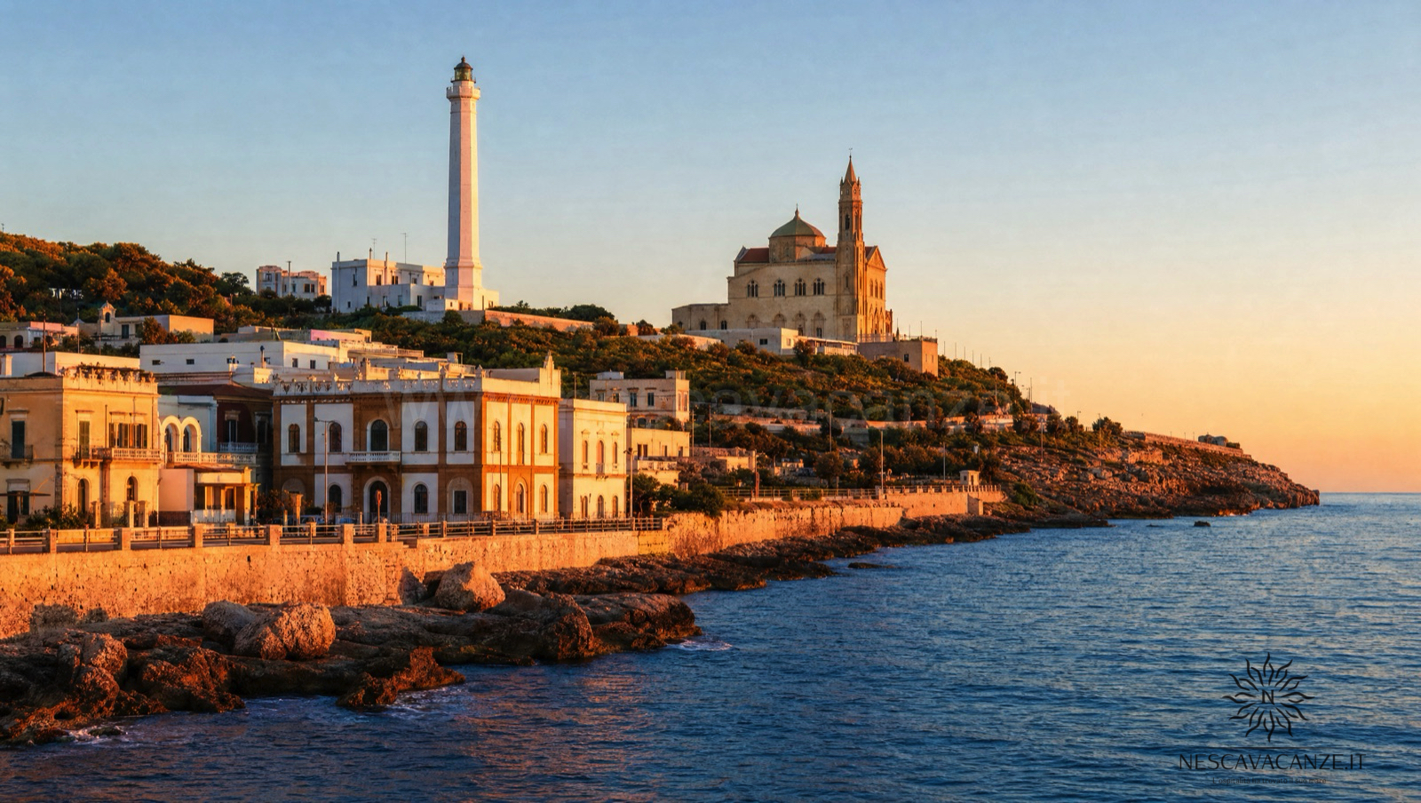 Santa Maria di Leuca al tramonto con il faro bianco, il santuario sul promontorio e le ville ottocentesche sul lungomare, dove Ionio e Adriatico si incontrano