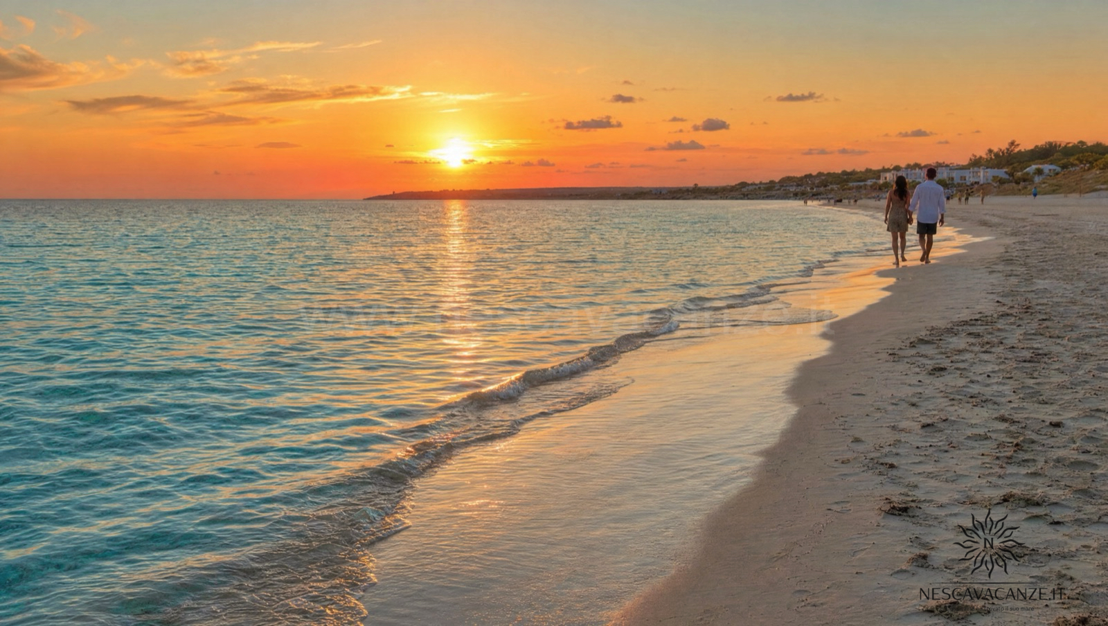 Coppia che passeggia sulla battigia della spiaggia di sabbia bianca di Pescoluse al tramonto, con il mare turchese delle Maldive del Salento
