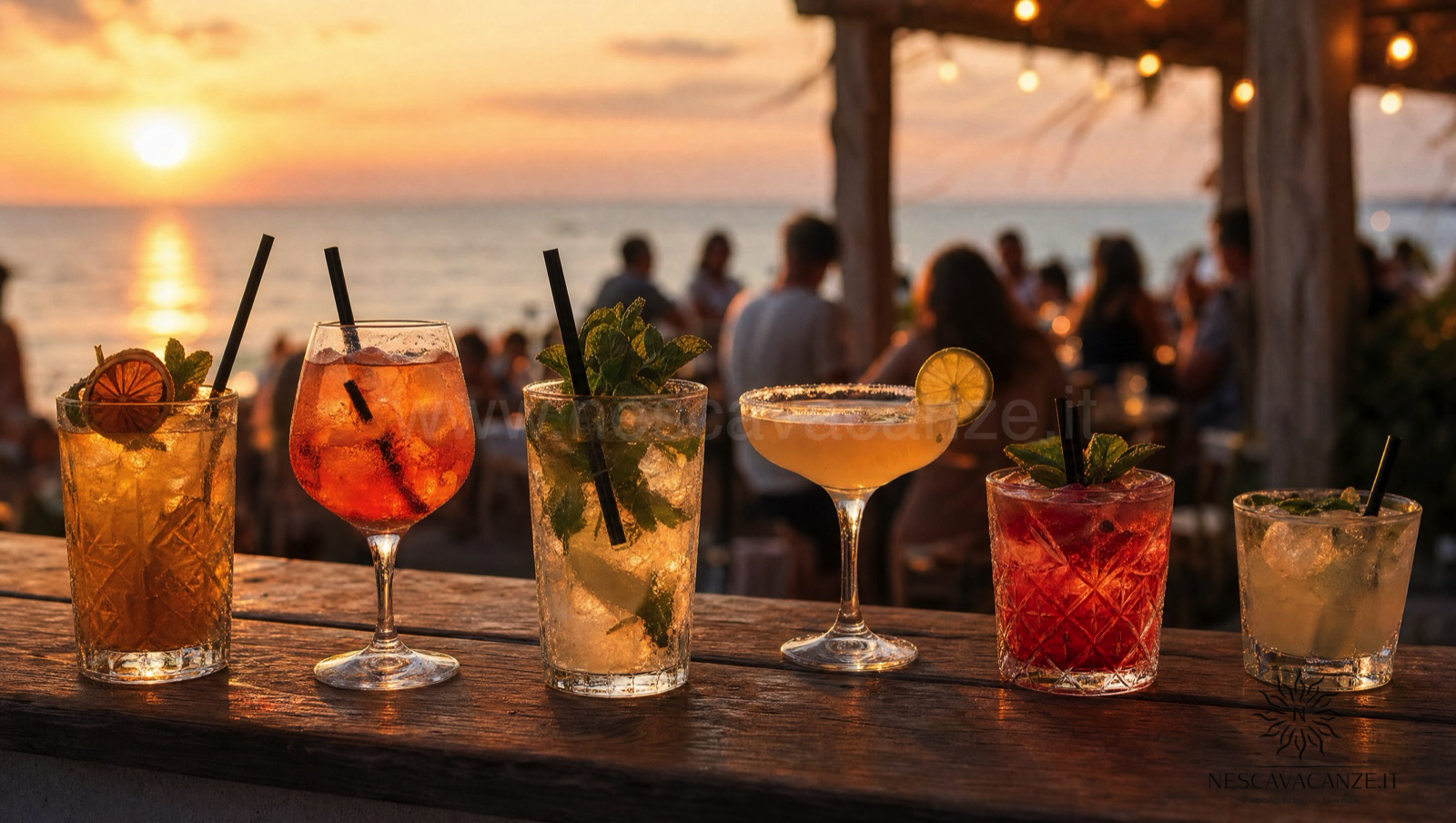 Cocktail colorati sul bancone di legno di un beach bar al tramonto sul mare del Salento
