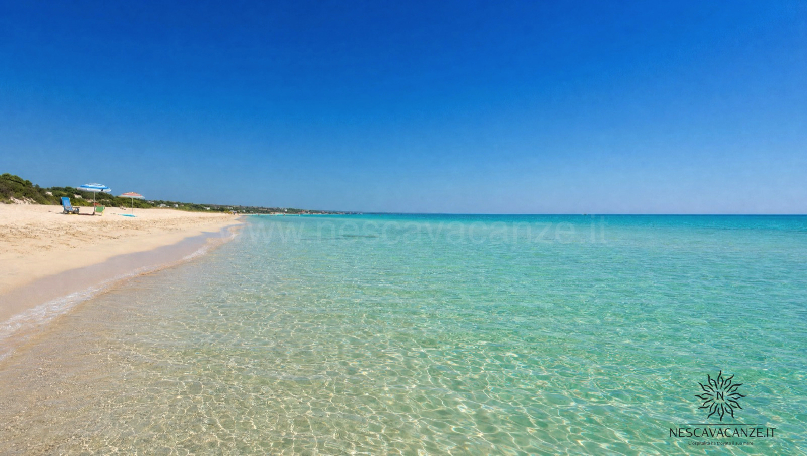 Spiaggia di sabbia bianca e mare turchese trasparente delle Maldive del Salento a Pescoluse