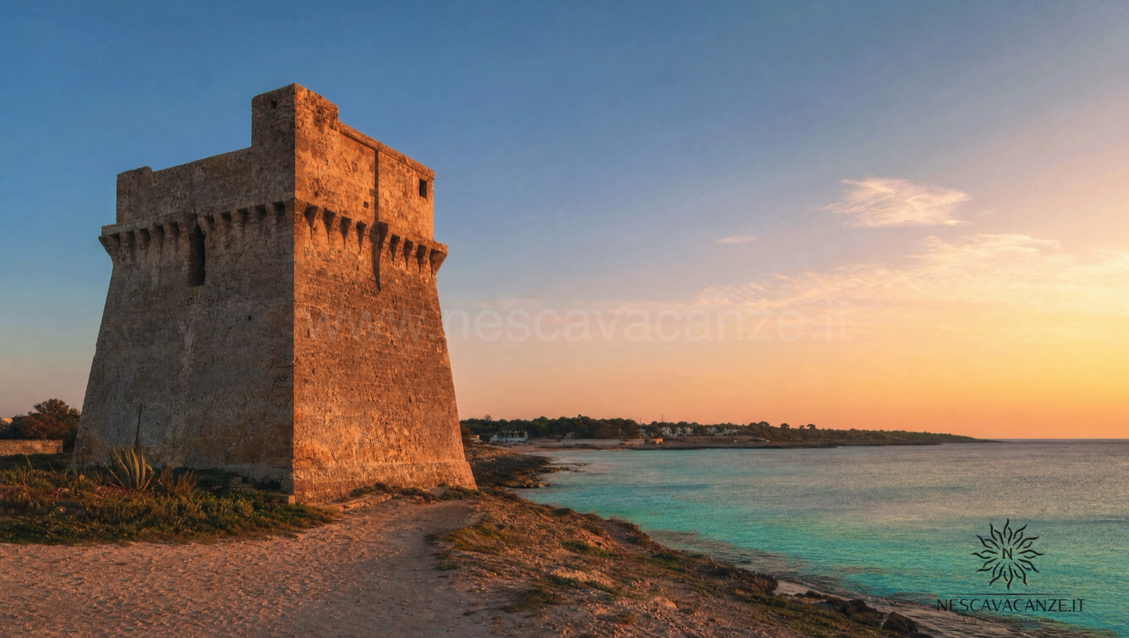Antica torre costiera saracena del Cinquecento in pietra sulla costa ionica vicino a Pescoluse, affacciata sul mare turchese al tramonto
