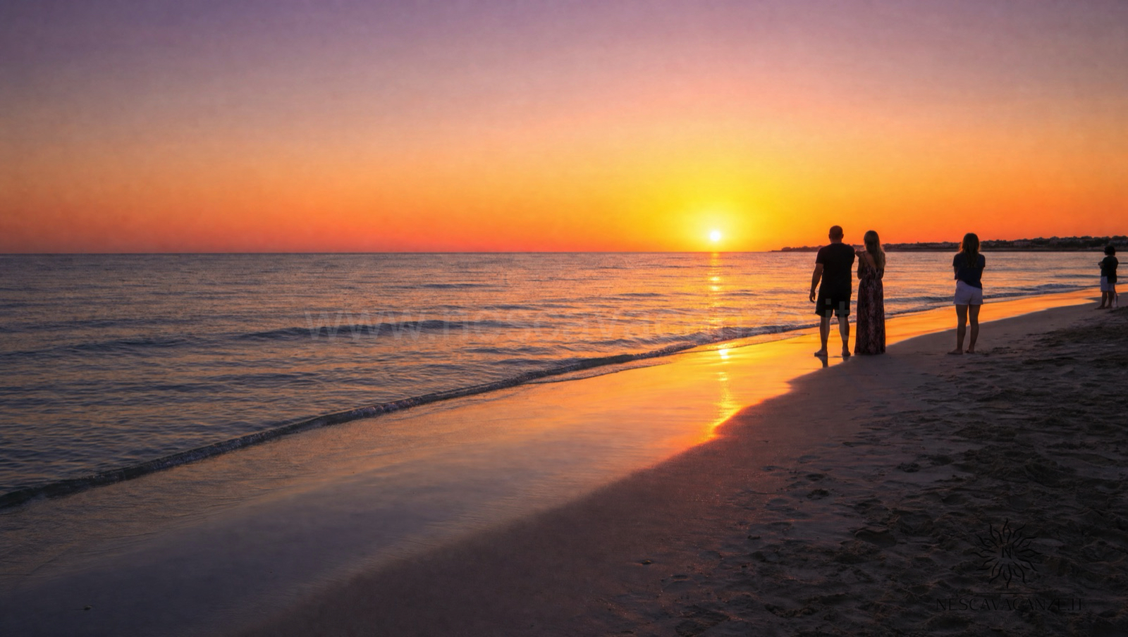Tramonto sullo Ionio a Pescoluse con il sole basso sull'orizzonte, la luce dorata sull'acqua bassa e le sagome di alcune persone sulla battigia