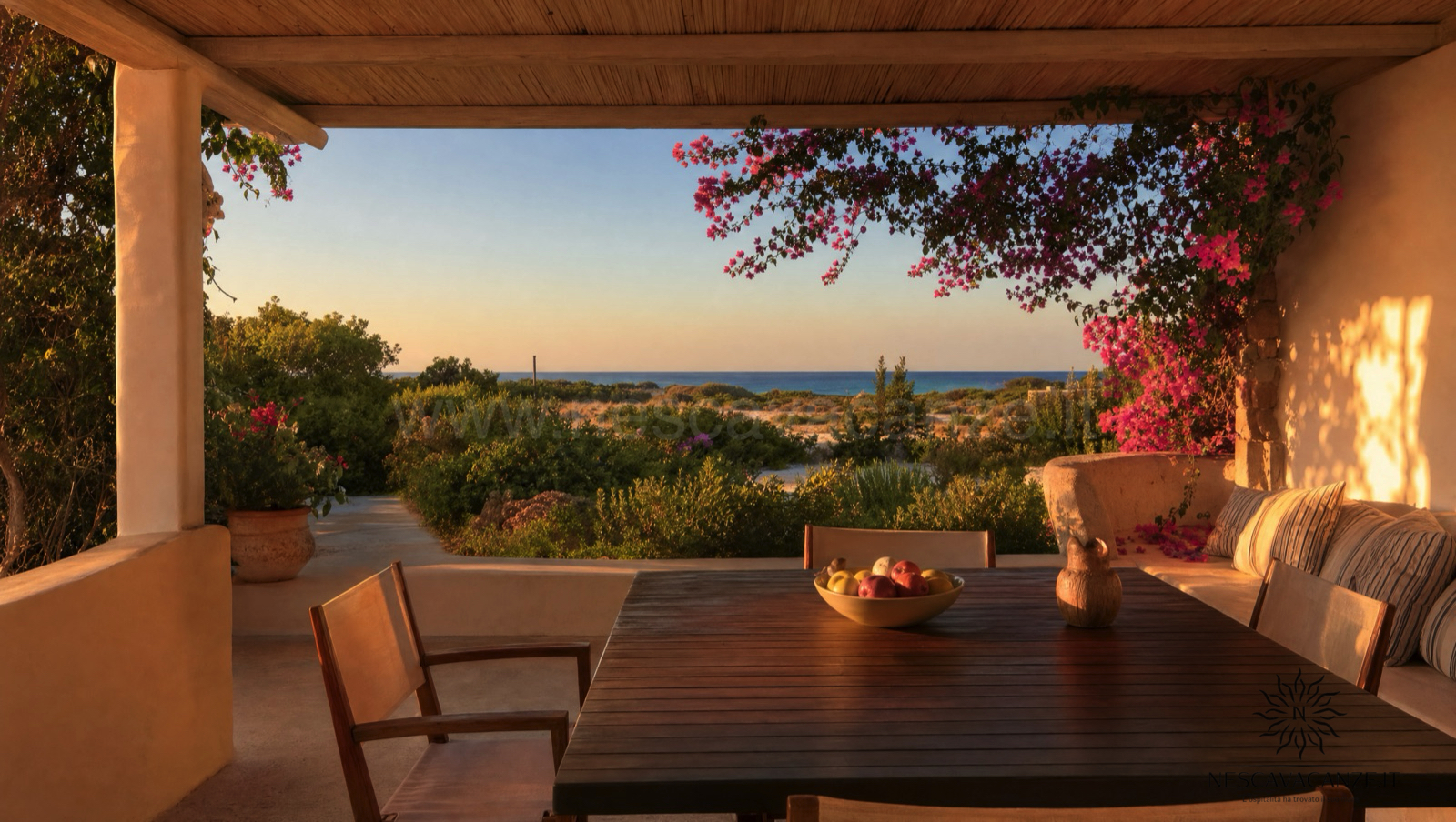 Veranda ombreggiata di una casa vacanza a Pescoluse con tavolo e bouganville, vista sulle dune e sul mare al tramonto