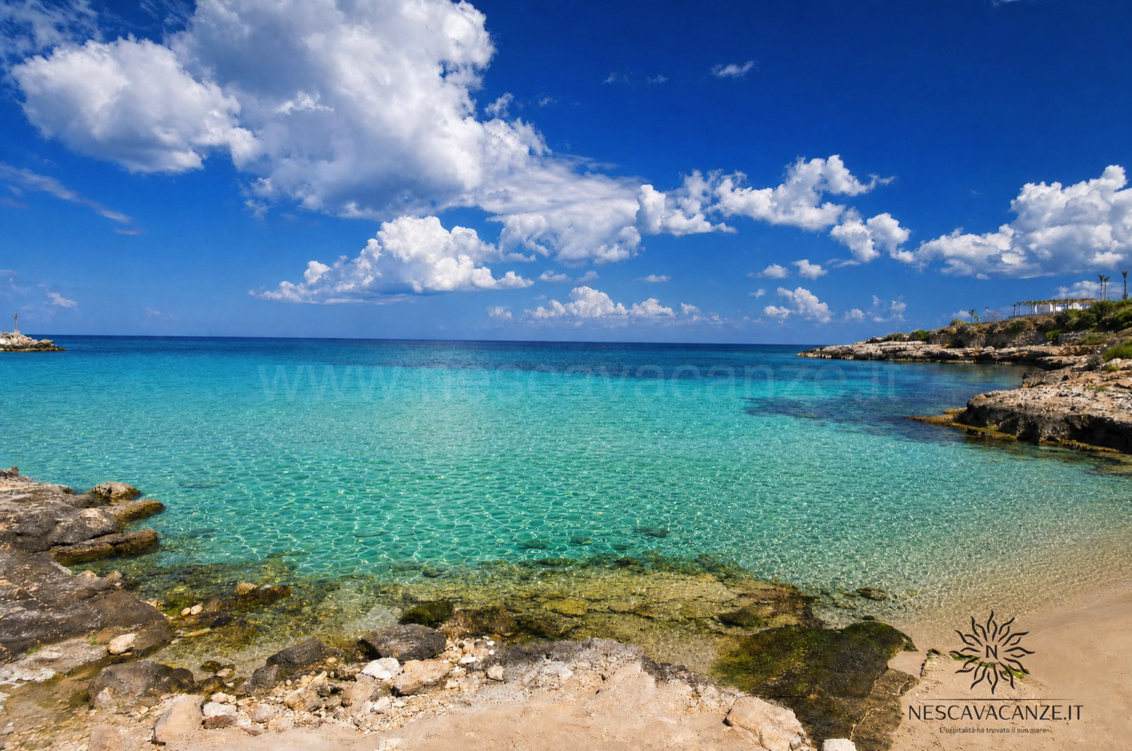 Piscine naturali di acqua cristallina turchese tra gli scogli a Torre Vado, nel Salento