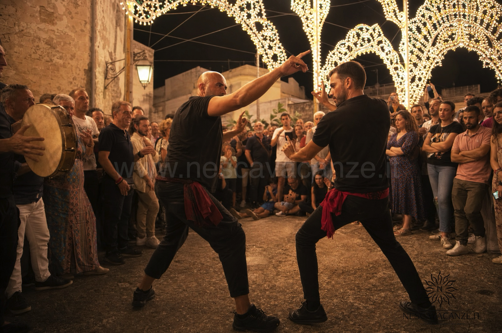 La pizzica scherma di Torrepaduli: due uomini si fronteggiano nella ronda di notte, nella festa di San Rocco