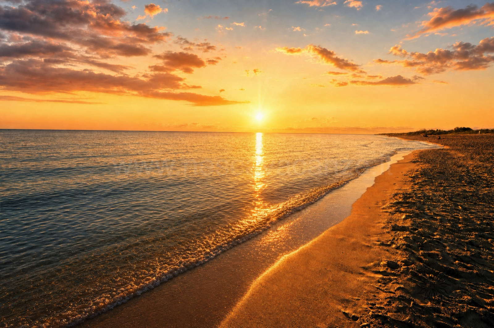 Costa del Salento al tramonto con il mare e la spiaggia, dopo una sera di festa, nel Capo di Leuca