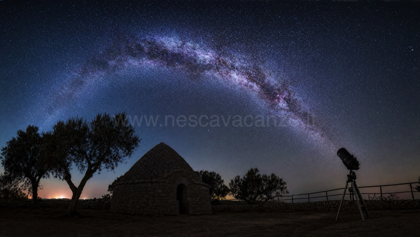 Via Lattea sopra una pajara in pietra a secco con un telescopio puntato verso il cielo stellato del Salento