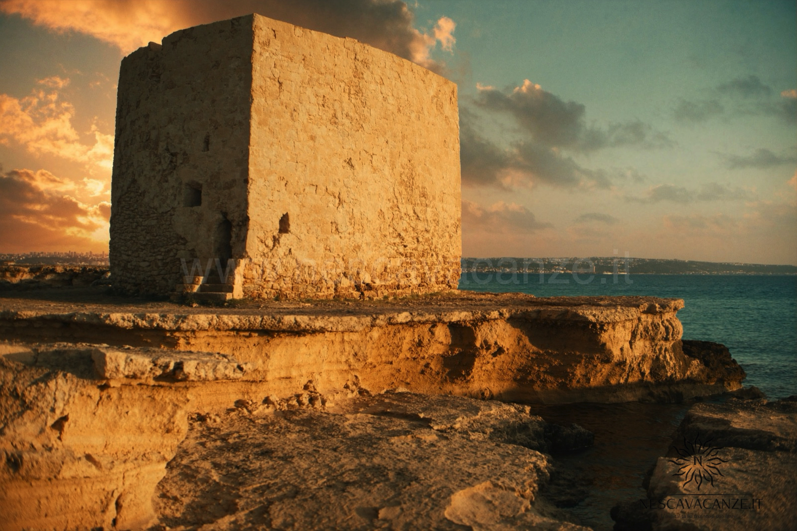 Torre costiera antisaracena del Cinquecento sulla costa del Salento al tramonto, affacciata sul mare