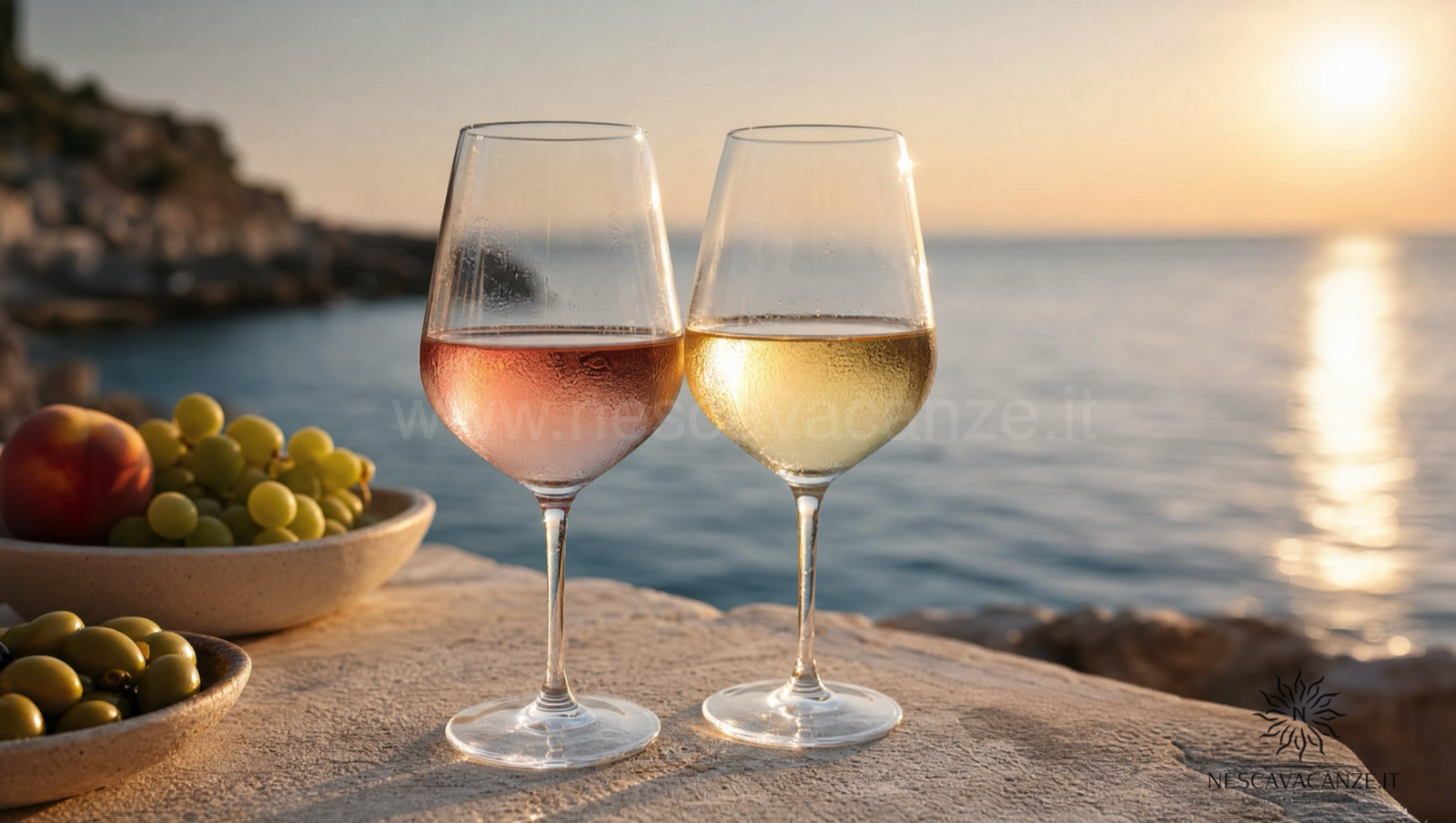 Due calici di vino salentino affiancati, un rosato rosa tenue e un bianco dorato, su un tavolo di pietra in riva al mare al tramonto